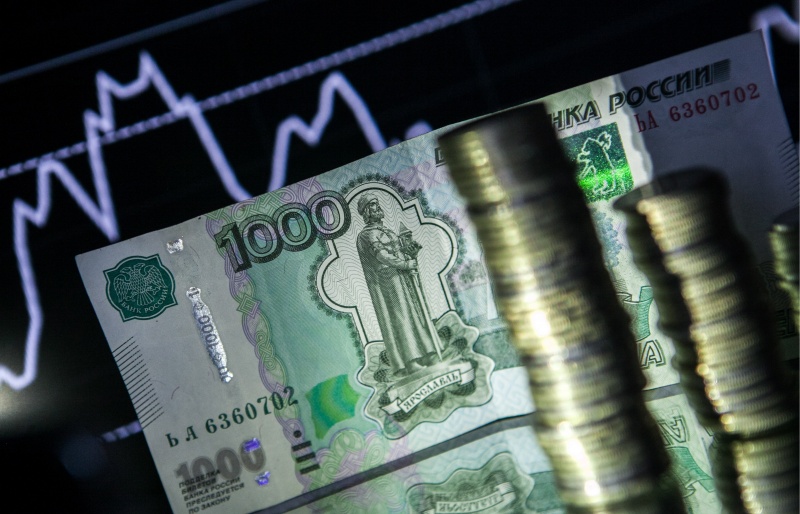 Доллар бьет рекорды: курс опустился ниже 58 рублей впервые с лета 2015 года